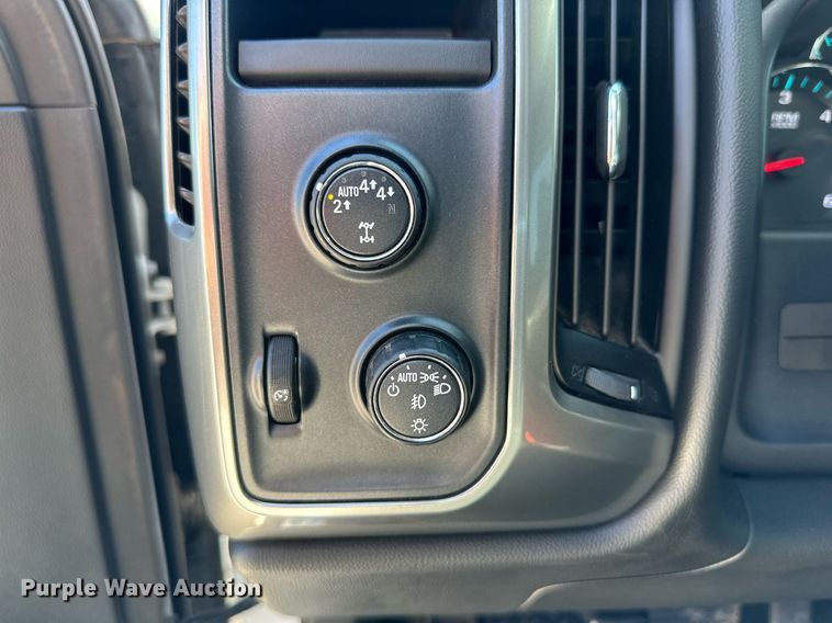 image for item KX9746 2018 Chevrolet Silverado 1500 Crew Cab pickup truck