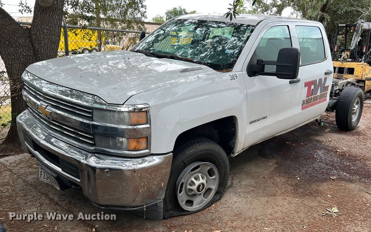 image for item LF9487 2015 Chevrolet Silverado 2500HD  Crew Cab pickup truck cab and chassis
