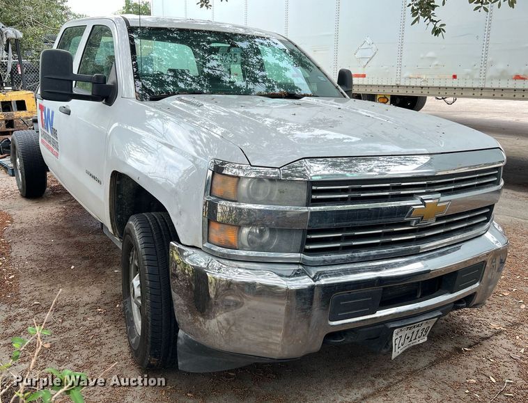image for item LF9487 2015 Chevrolet Silverado 2500HD  Crew Cab pickup truck cab and chassis