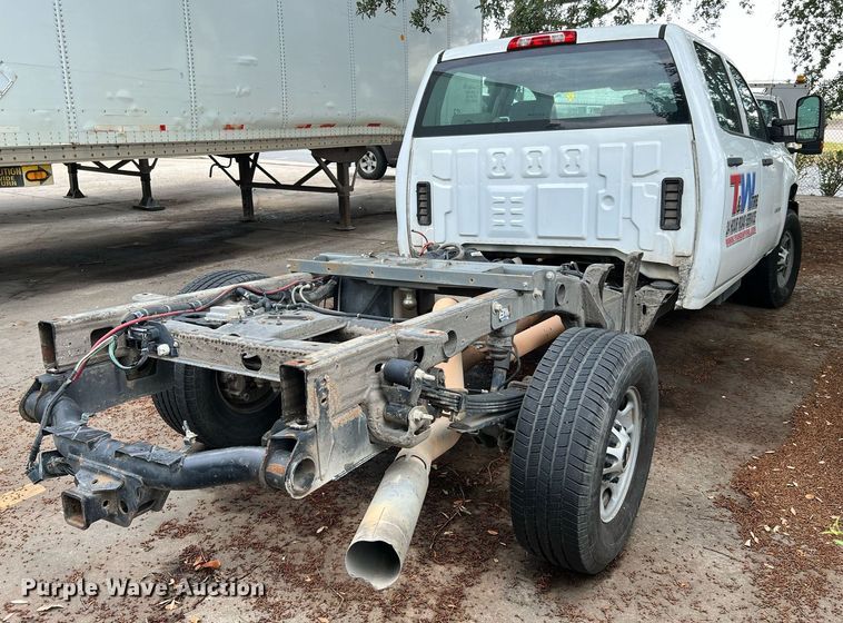 image for item LF9487 2015 Chevrolet Silverado 2500HD  Crew Cab pickup truck cab and chassis