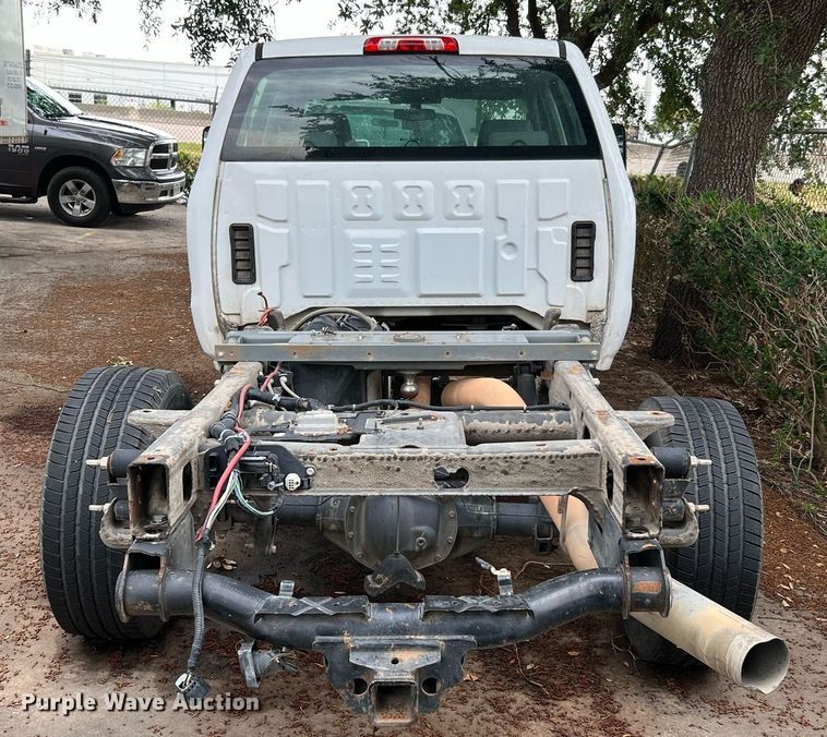 image for item LF9487 2015 Chevrolet Silverado 2500HD  Crew Cab pickup truck cab and chassis