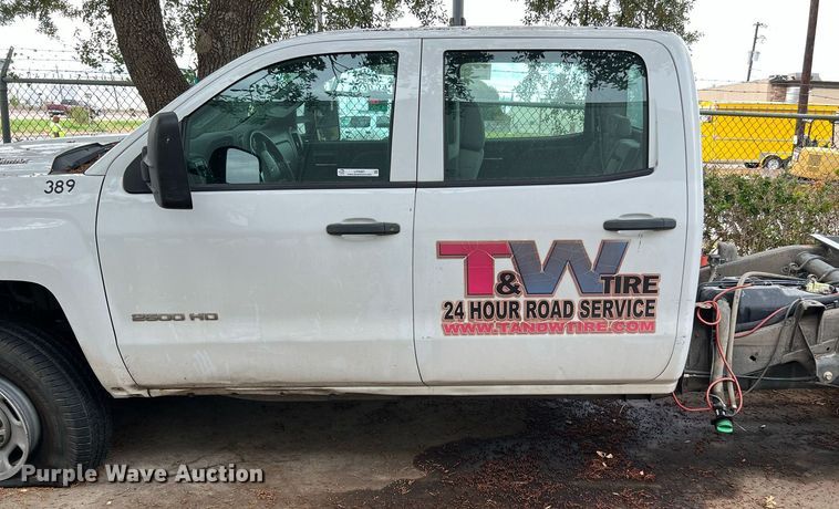 image for item LF9487 2015 Chevrolet Silverado 2500HD  Crew Cab pickup truck cab and chassis