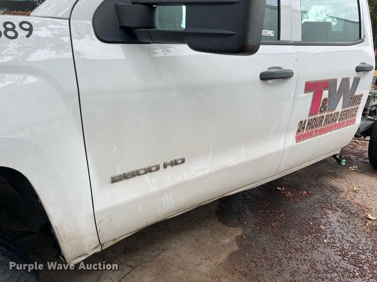 image for item LF9487 2015 Chevrolet Silverado 2500HD  Crew Cab pickup truck cab and chassis