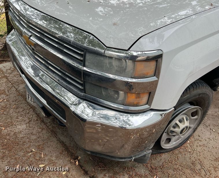 image for item LF9487 2015 Chevrolet Silverado 2500HD  Crew Cab pickup truck cab and chassis