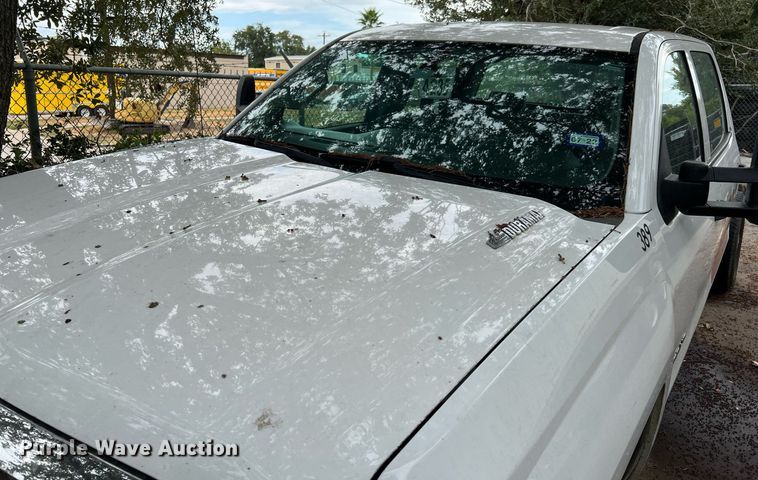 image for item LF9487 2015 Chevrolet Silverado 2500HD  Crew Cab pickup truck cab and chassis