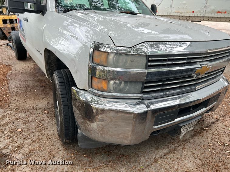 image for item LF9487 2015 Chevrolet Silverado 2500HD  Crew Cab pickup truck cab and chassis