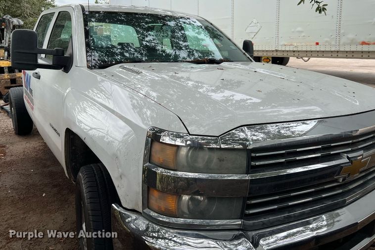 image for item LF9487 2015 Chevrolet Silverado 2500HD  Crew Cab pickup truck cab and chassis