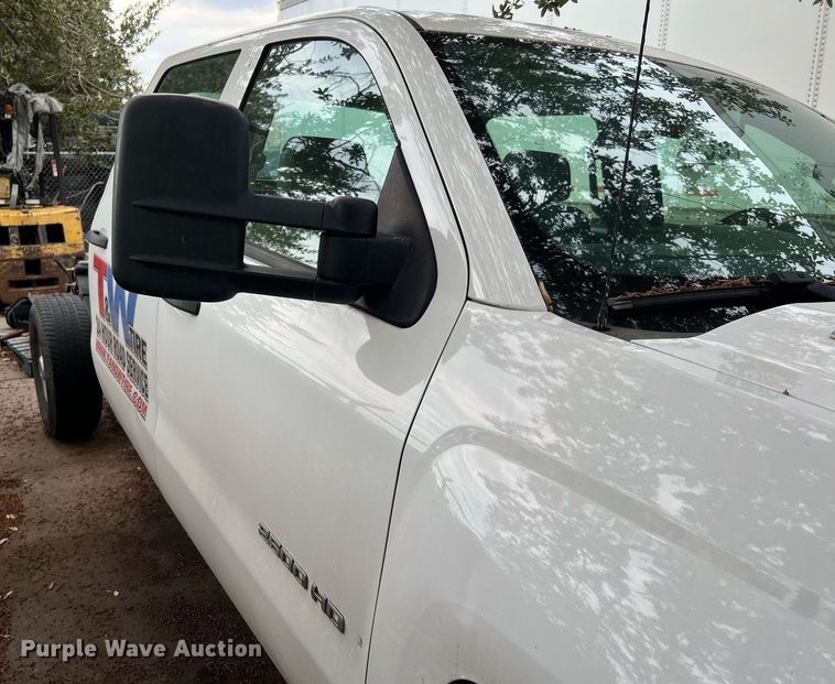 image for item LF9487 2015 Chevrolet Silverado 2500HD  Crew Cab pickup truck cab and chassis