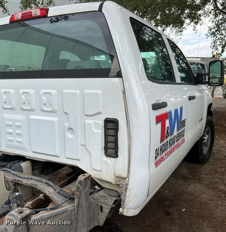 image for item LF9487 2015 Chevrolet Silverado 2500HD  Crew Cab pickup truck cab and chassis