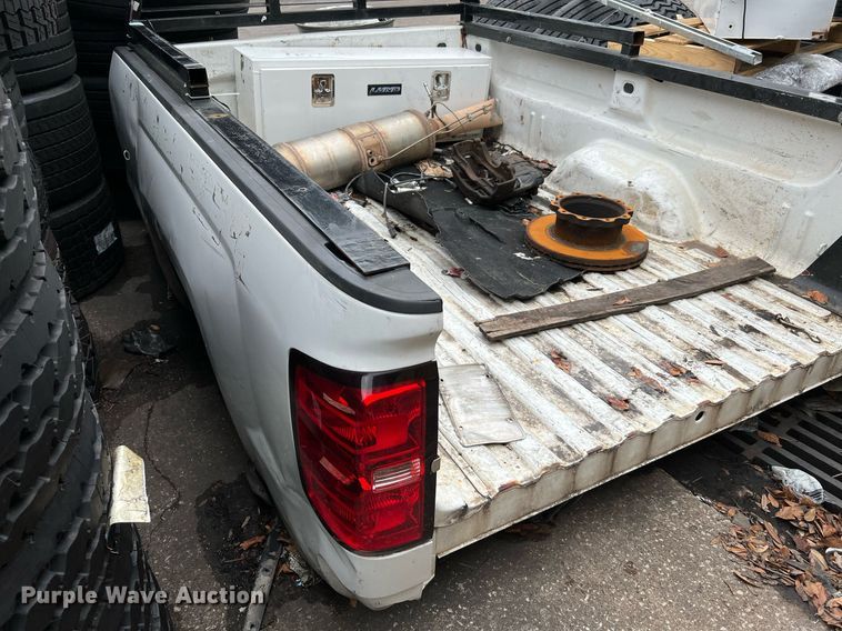 image for item LF9487 2015 Chevrolet Silverado 2500HD  Crew Cab pickup truck cab and chassis