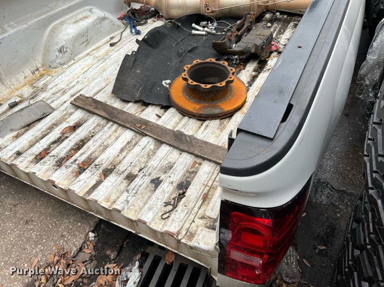 image for item LF9487 2015 Chevrolet Silverado 2500HD  Crew Cab pickup truck cab and chassis