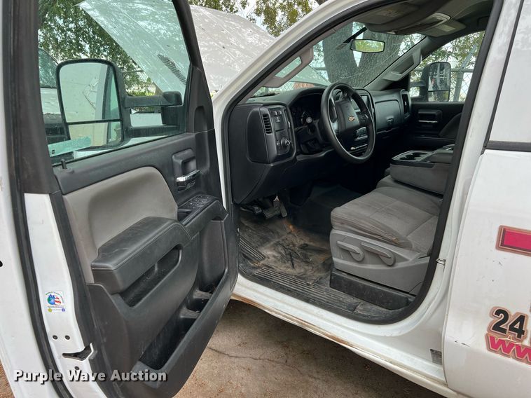 image for item LF9487 2015 Chevrolet Silverado 2500HD  Crew Cab pickup truck cab and chassis