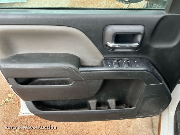 image for item LF9487 2015 Chevrolet Silverado 2500HD  Crew Cab pickup truck cab and chassis