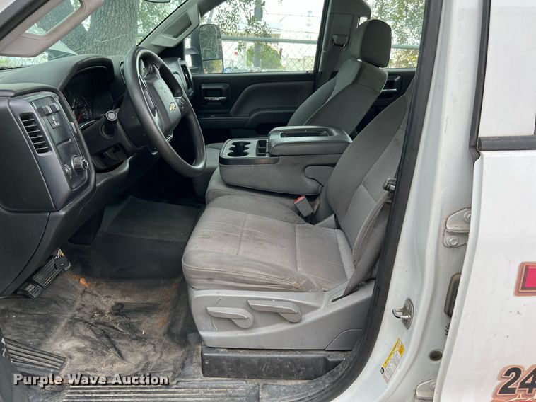 image for item LF9487 2015 Chevrolet Silverado 2500HD  Crew Cab pickup truck cab and chassis