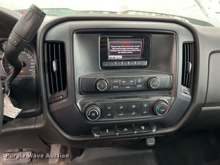 image for item LF9487 2015 Chevrolet Silverado 2500HD  Crew Cab pickup truck cab and chassis