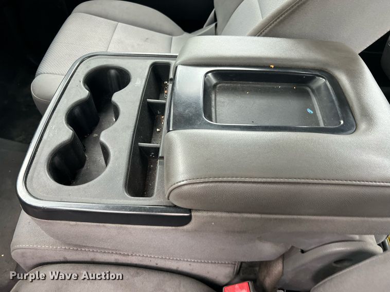 image for item LF9487 2015 Chevrolet Silverado 2500HD  Crew Cab pickup truck cab and chassis