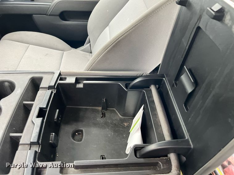 image for item LF9487 2015 Chevrolet Silverado 2500HD  Crew Cab pickup truck cab and chassis