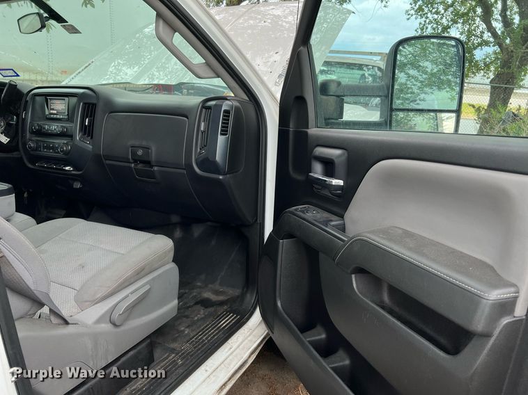 image for item LF9487 2015 Chevrolet Silverado 2500HD  Crew Cab pickup truck cab and chassis