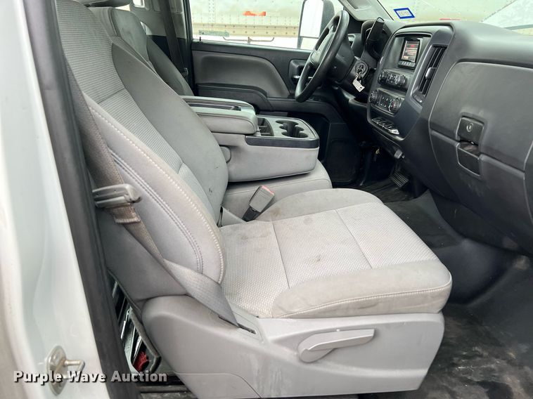 image for item LF9487 2015 Chevrolet Silverado 2500HD  Crew Cab pickup truck cab and chassis