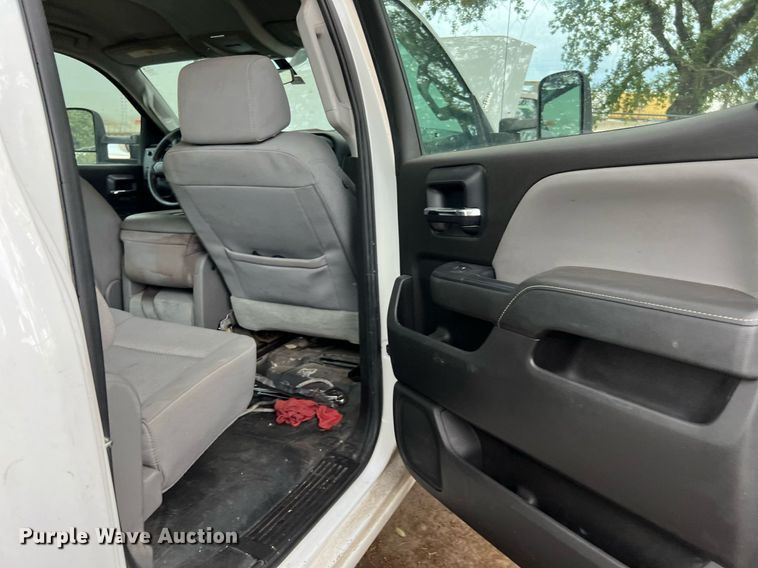 image for item LF9487 2015 Chevrolet Silverado 2500HD  Crew Cab pickup truck cab and chassis