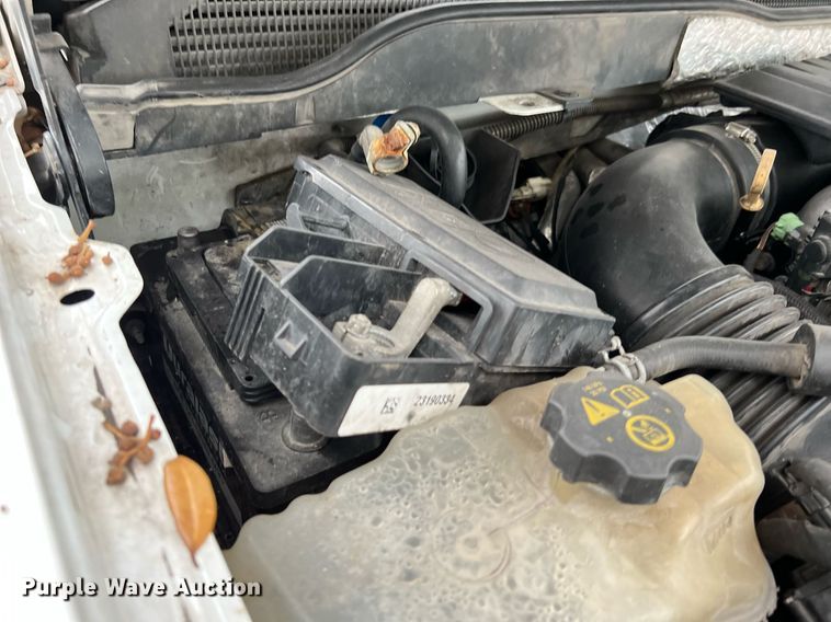 image for item LF9487 2015 Chevrolet Silverado 2500HD  Crew Cab pickup truck cab and chassis