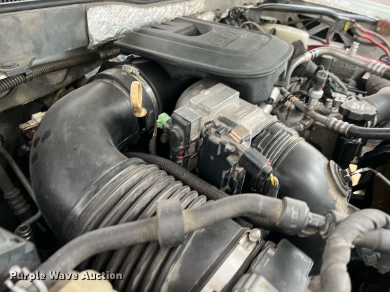 image for item LF9487 2015 Chevrolet Silverado 2500HD  Crew Cab pickup truck cab and chassis