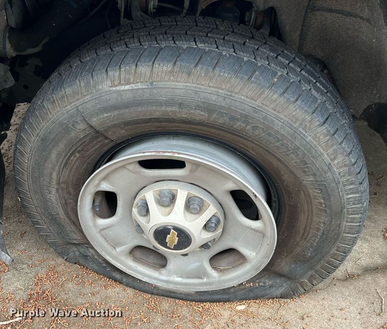 image for item LF9487 2015 Chevrolet Silverado 2500HD  Crew Cab pickup truck cab and chassis