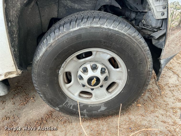 image for item LF9487 2015 Chevrolet Silverado 2500HD  Crew Cab pickup truck cab and chassis