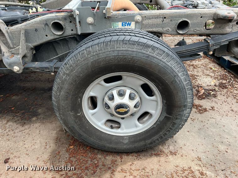 image for item LF9487 2015 Chevrolet Silverado 2500HD  Crew Cab pickup truck cab and chassis