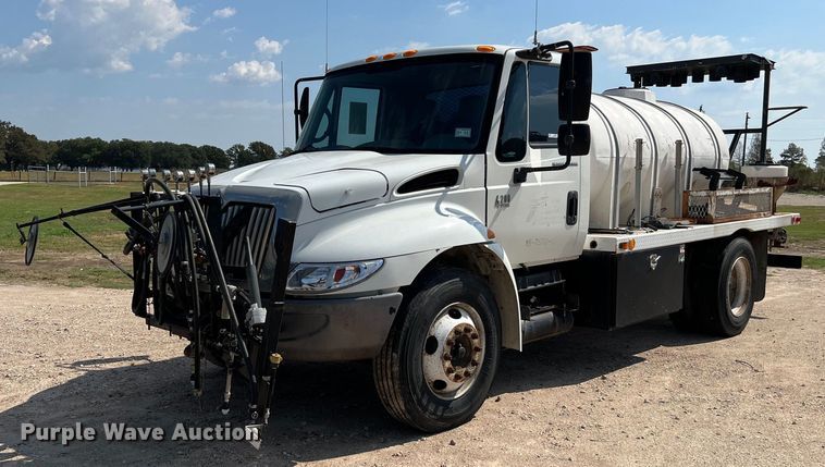 image for item LF9495 2006 International 4200  applicator truck