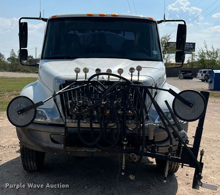 image for item LF9495 2006 International 4200  applicator truck