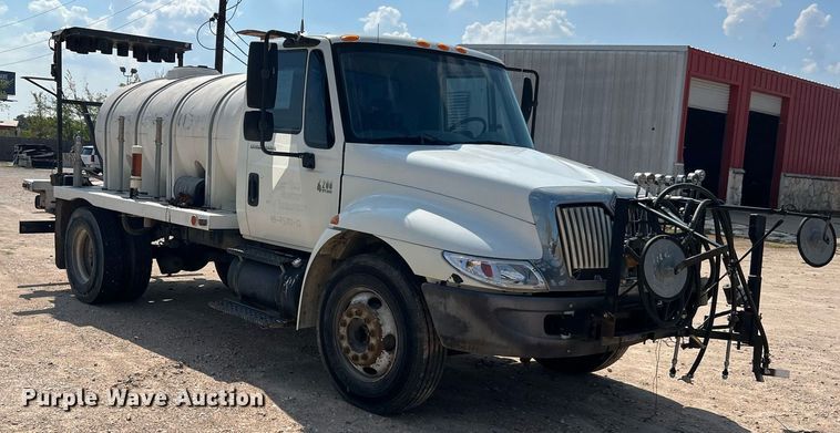 image for item LF9495 2006 International 4200  applicator truck