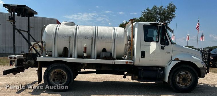 image for item LF9495 2006 International 4200  applicator truck
