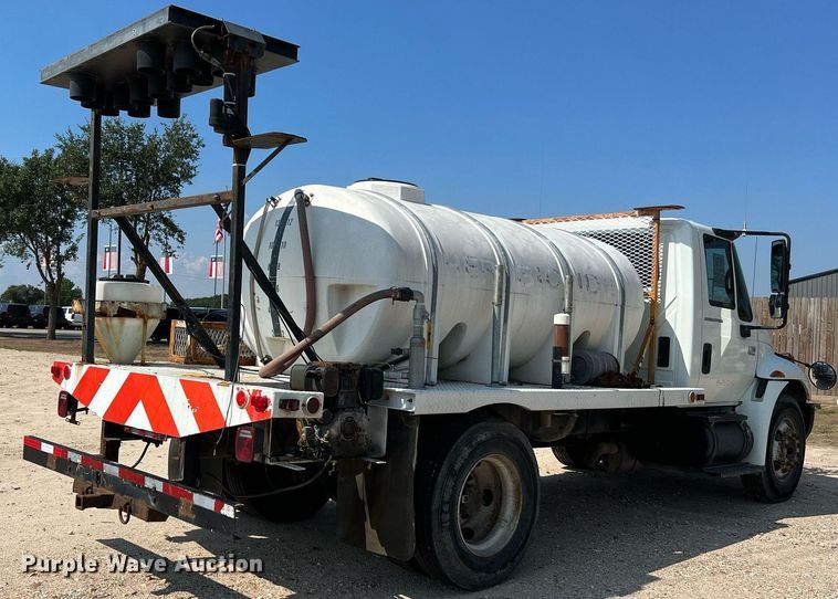 image for item LF9495 2006 International 4200  applicator truck