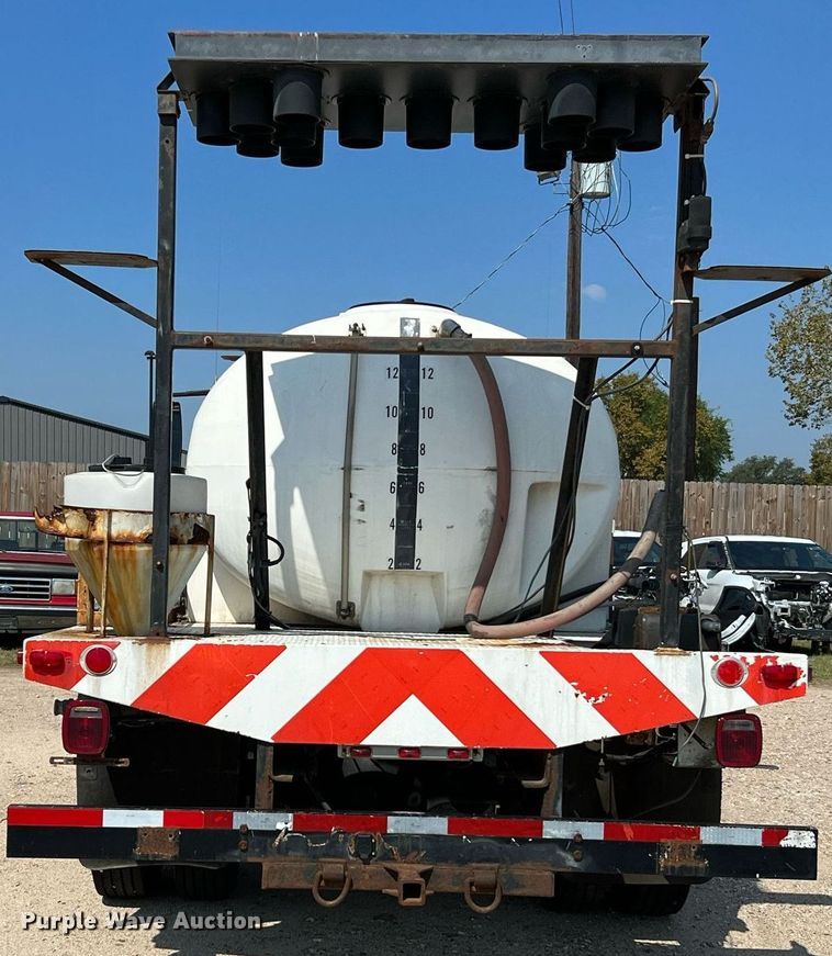 image for item LF9495 2006 International 4200  applicator truck