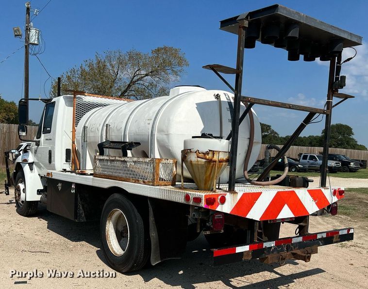 image for item LF9495 2006 International 4200  applicator truck