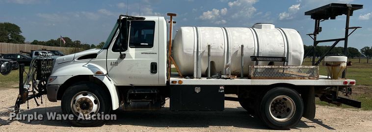 image for item LF9495 2006 International 4200  applicator truck