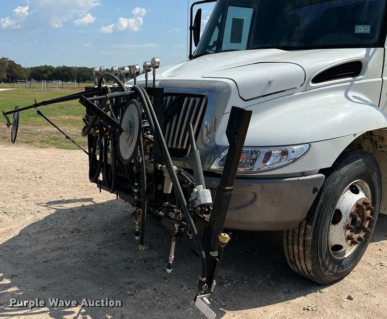 image for item LF9495 2006 International 4200  applicator truck