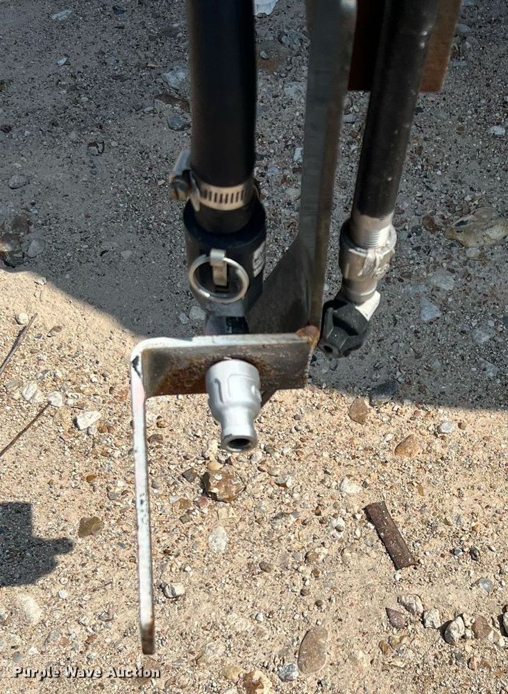 image for item LF9495 2006 International 4200  applicator truck