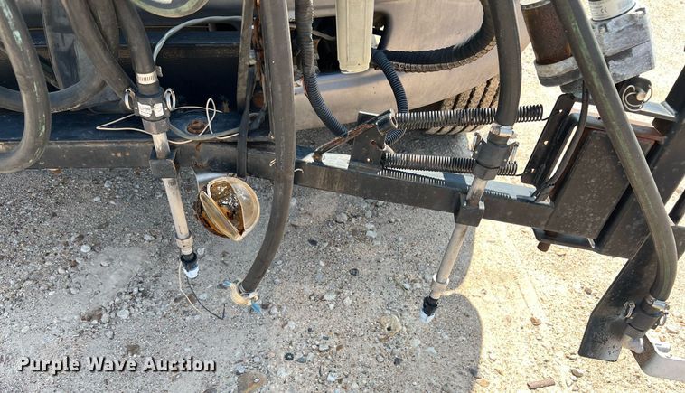 image for item LF9495 2006 International 4200  applicator truck