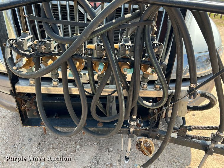 image for item LF9495 2006 International 4200  applicator truck