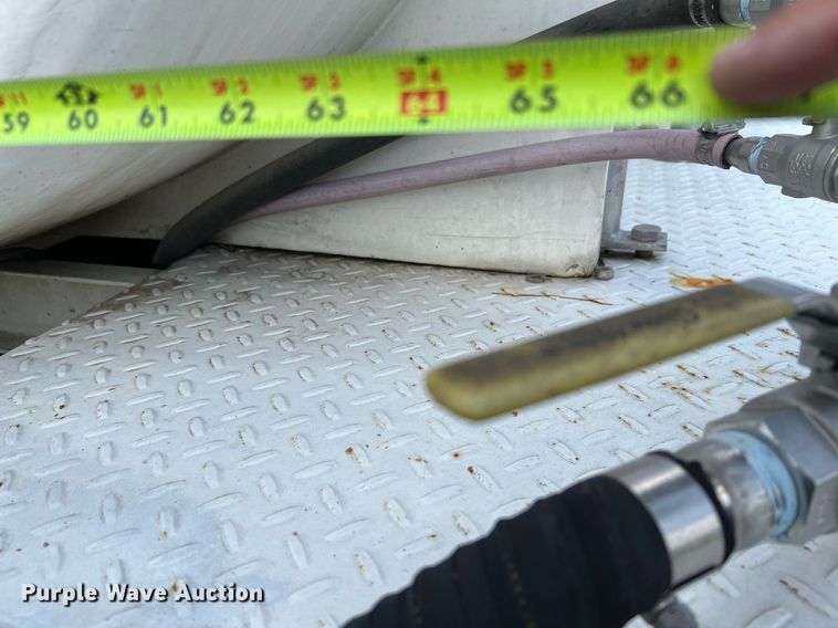 image for item LF9495 2006 International 4200  applicator truck