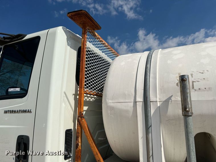 image for item LF9495 2006 International 4200  applicator truck