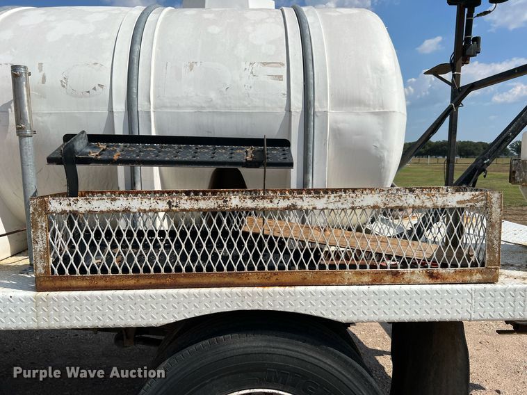 image for item LF9495 2006 International 4200  applicator truck