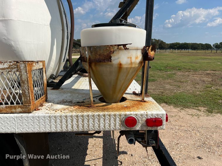 image for item LF9495 2006 International 4200  applicator truck