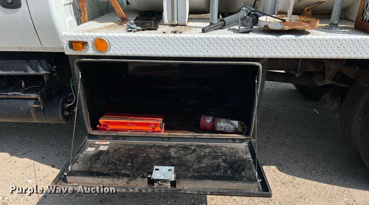 image for item LF9495 2006 International 4200  applicator truck