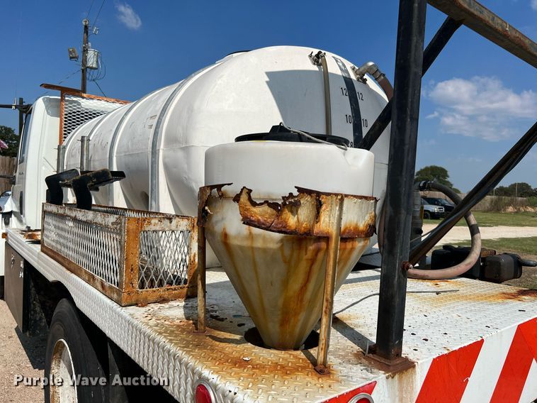 image for item LF9495 2006 International 4200  applicator truck