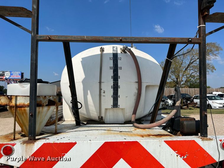 image for item LF9495 2006 International 4200  applicator truck