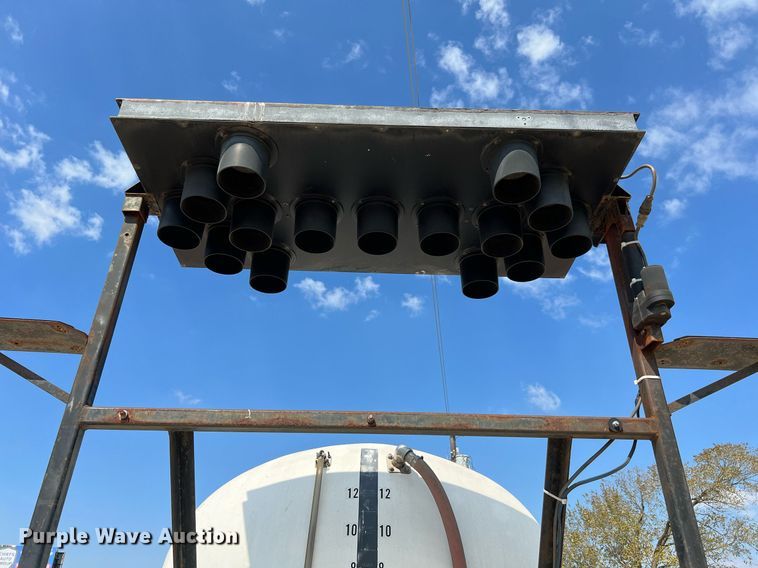 image for item LF9495 2006 International 4200  applicator truck