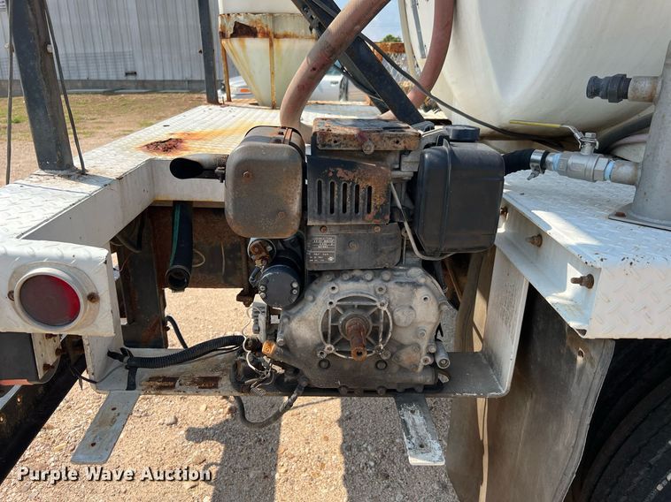 image for item LF9495 2006 International 4200  applicator truck